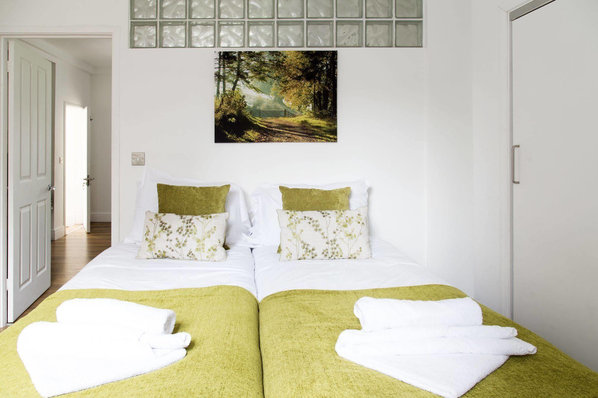Cambridge City Apartments Bagian luar foto