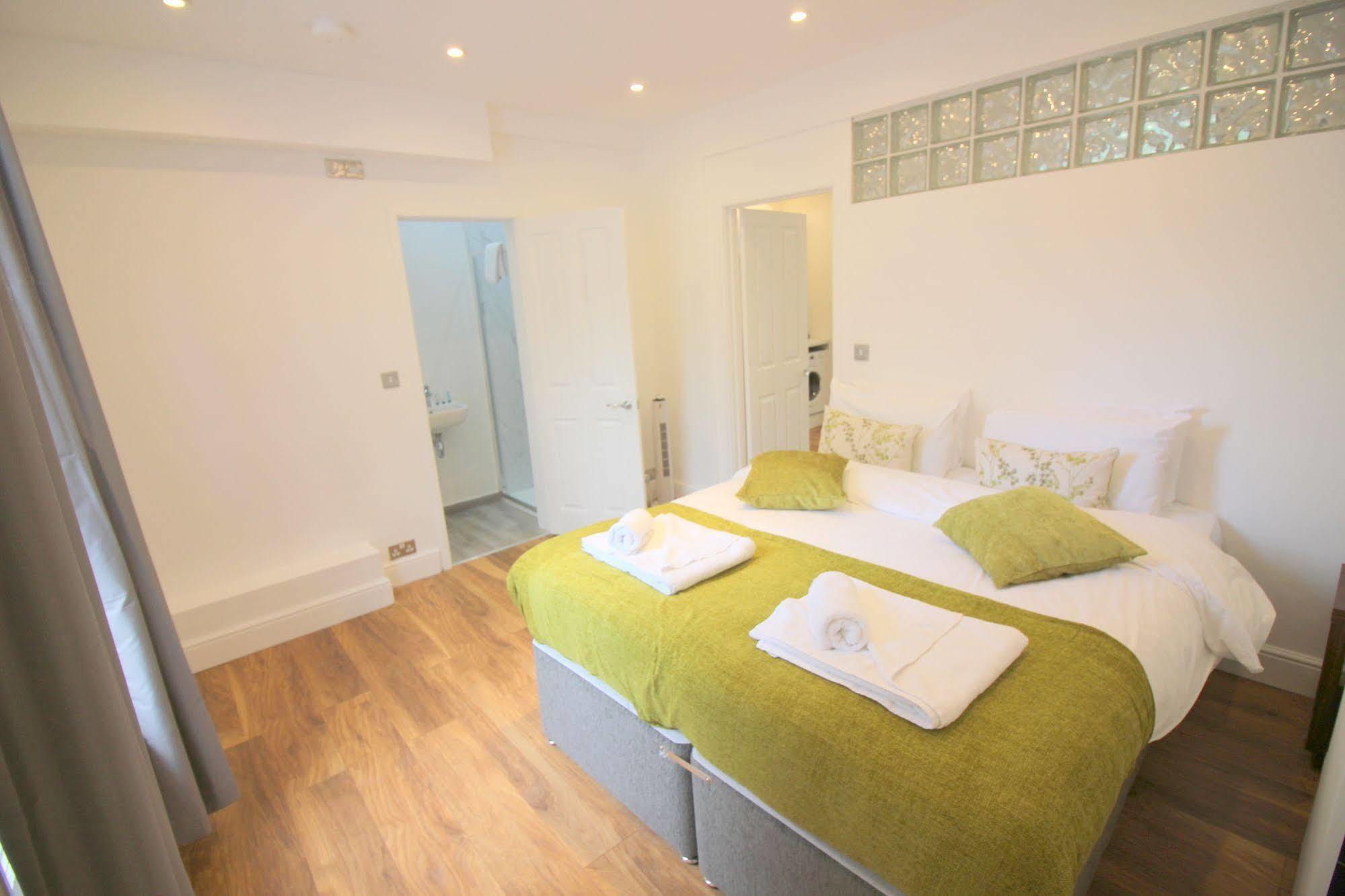 Cambridge City Apartments Bagian luar foto